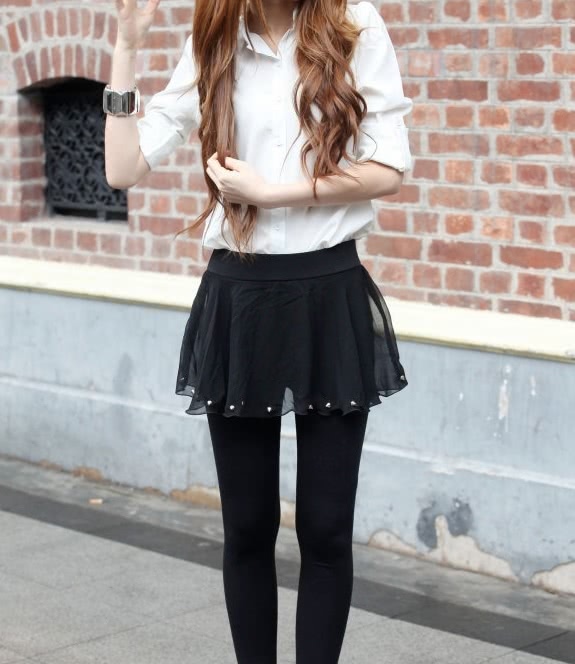 气质小姐姐的紧身裤穿出时尚感，瘦成纸片人，看起来好像洋娃娃