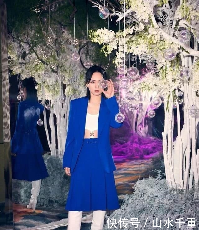  [短T恤]周笔畅真敢穿，白色打底的黑色框架excel裙帅气个性，自带公主风