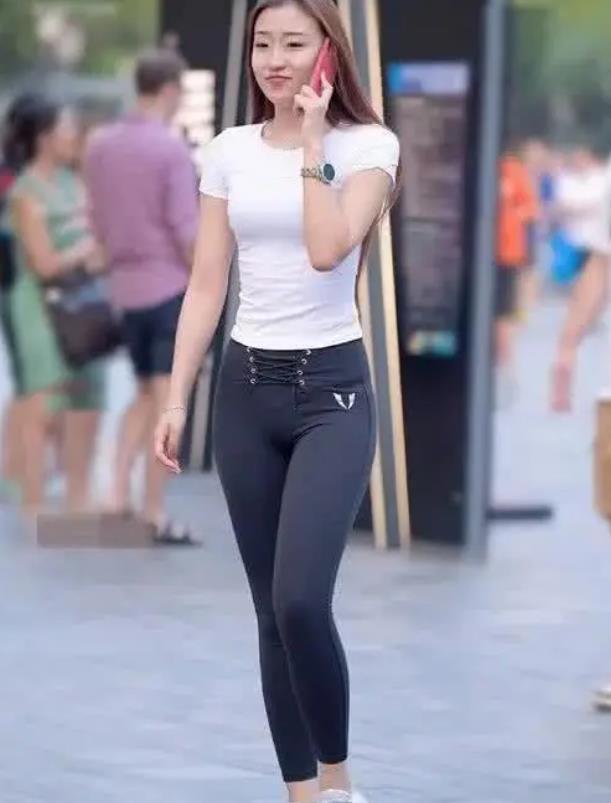 「半身裙」街拍:气质高雅的美女,一件白色上衣配酒红色半身裙,时尚女神范