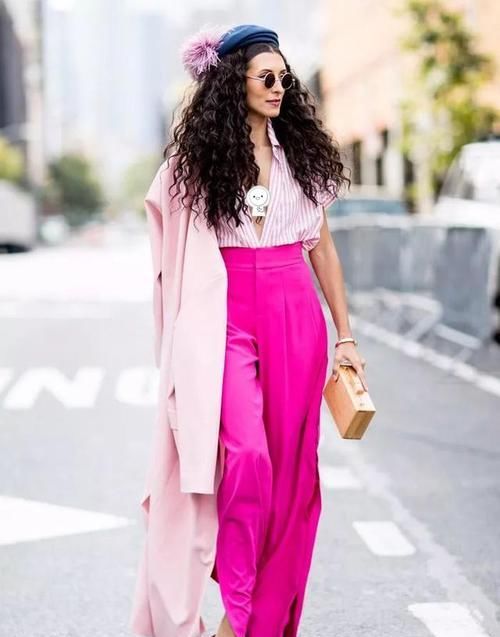  「气质」玫红色的三种时尚穿搭，显气质又不挑人，让你和春天来个美丽约会