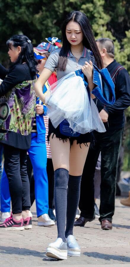 丰腴御姐穿超短裤配高筒袜秀出纤长美腿，傲人上围很吸睛