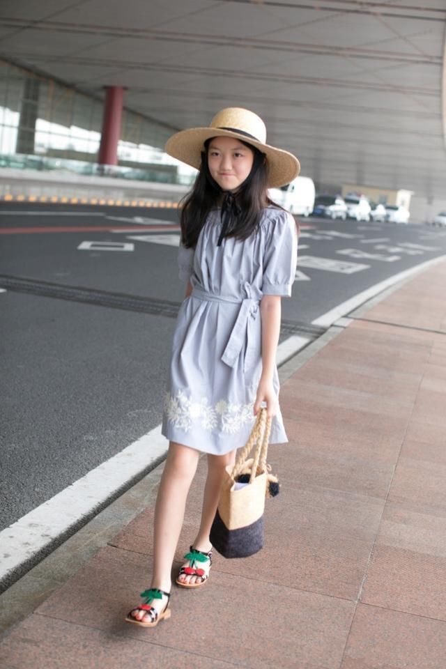 12岁李嫣不畏镜头!与李亚鹏前往巴黎时装秀，网友:气质不输王菲