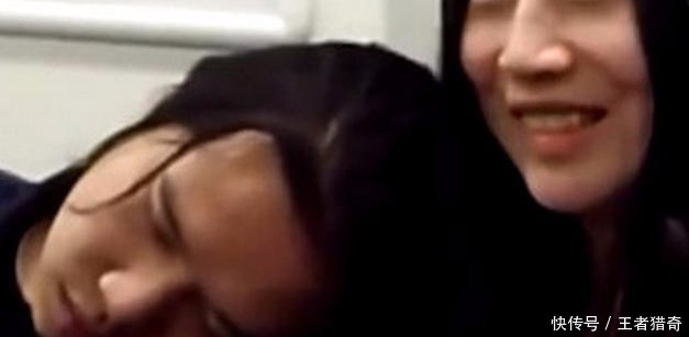 帅哥地铁内靠着美女睡觉，接下来发生一幕，令女子尴尬不已！