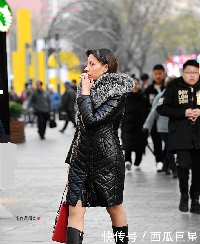  【凸显】街拍：穿真皮高筒靴的美女，更加凸显好衣品