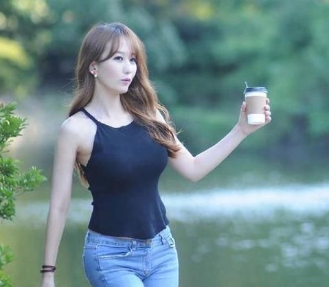 长腿小姐姐搭配紧身牛仔裤，那视觉感!没的说