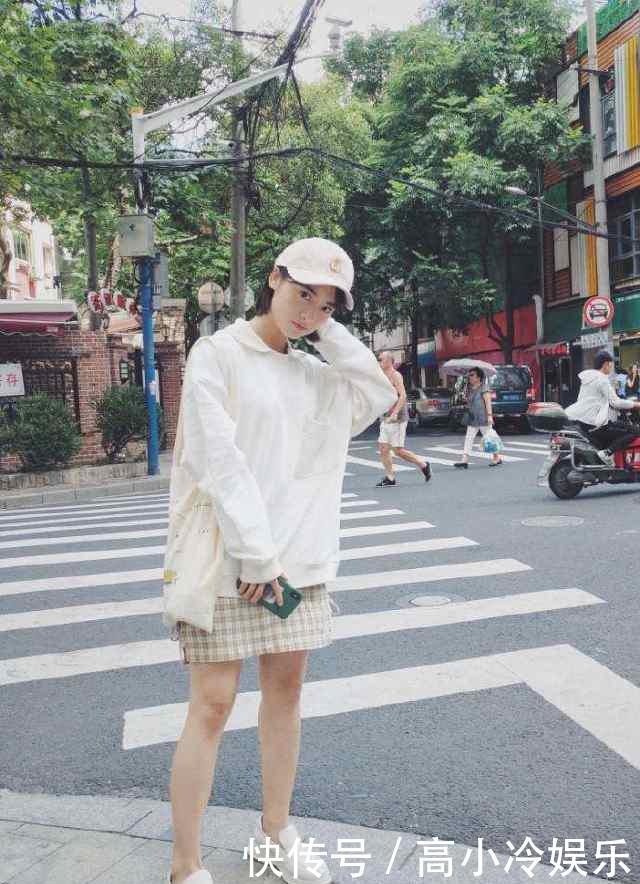 沈月总算穿对一次了，T恤搭牛仔裤，瞬间一双大长腿吸睛，惊呆了