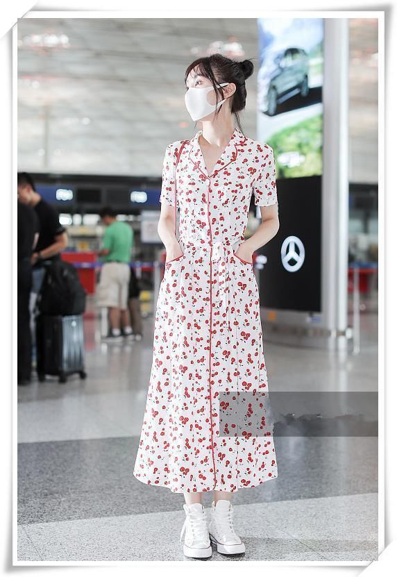 本以为姚晨穿“樱桃裙”够嫩的了，可看到李菲儿，我忍不住沉醉了