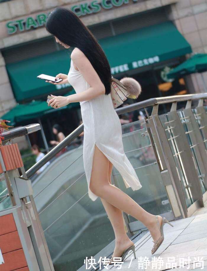 街拍: 皮肤白皙的女神, 紧身白裙很好看