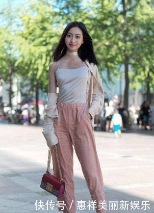 #紧身衣#街拍:国色天香的小姐姐,白蕾丝紧身衣配短裤,十分温婉甜美
