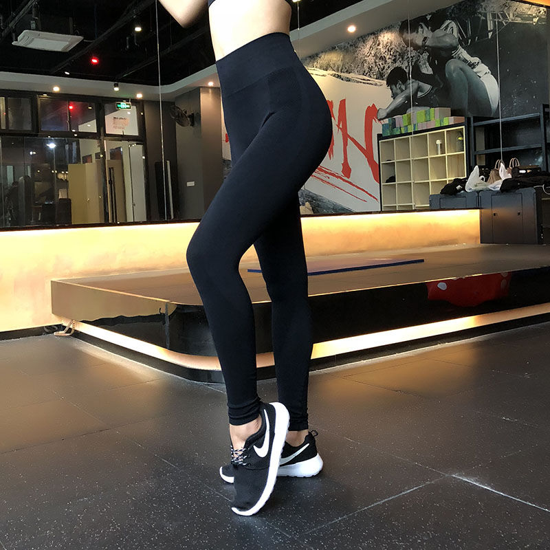 姐姐真敢穿!去健身房穿紧身露背装，前凸后翘!男人见了目不转睛