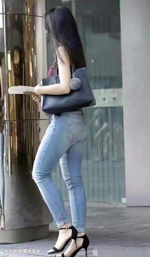 牛仔裤穿着即休闲、轻松、还能展现妩媚线条,穿了它就是不一样