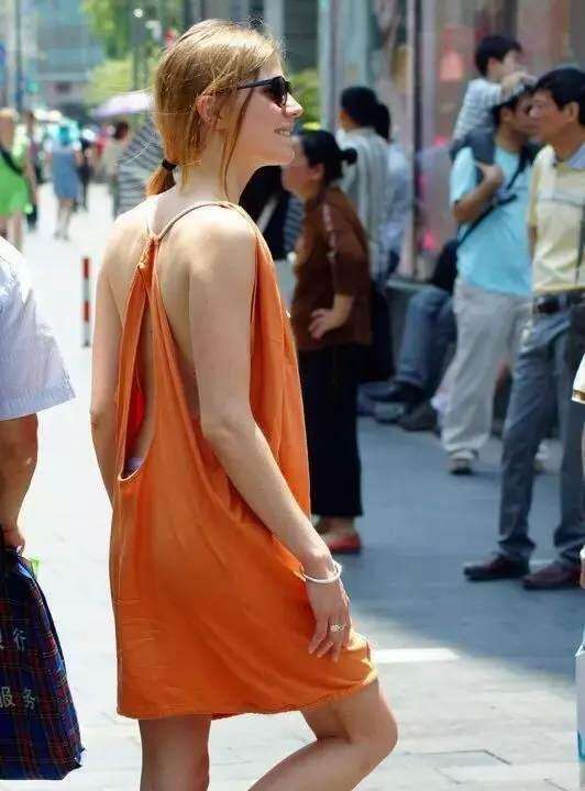 街拍: 真空上街的豪放外国妹子, 完全不怕被看见