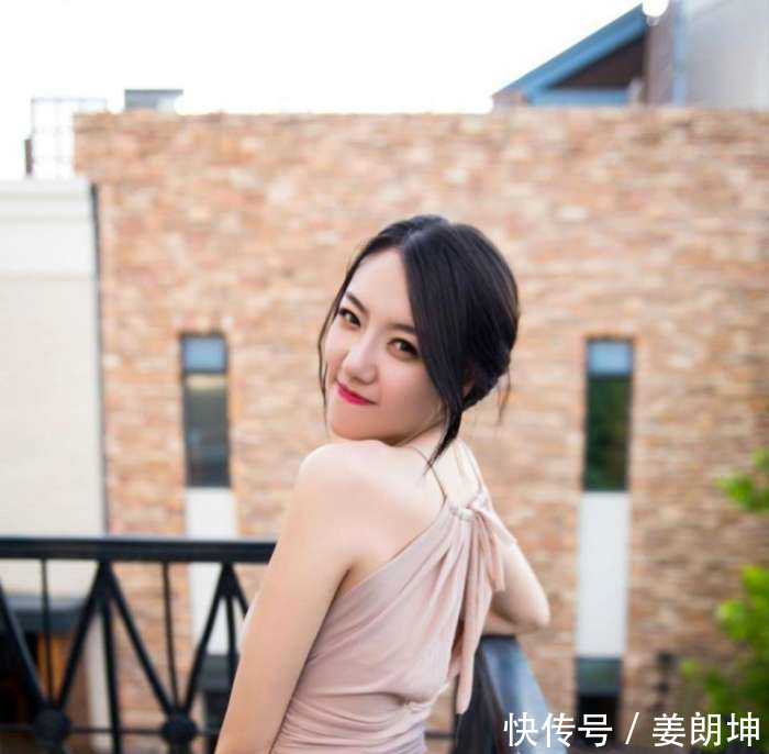 包臀裙的性感魅力, 让微胖女人动人的身姿, 更显唯美!