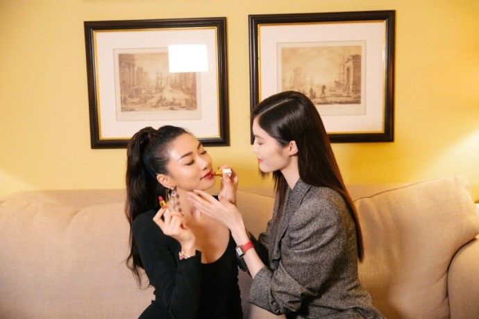 纽约时装周，玩嗨了的何穗和程晓玥好姐妹