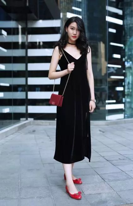 路人街拍，小姐姐半露香肩，清新又淡雅，很是迷人