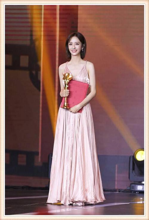 佟丽娅周冬雨穿同一条裙子，区别相差大，一个优雅，一个稚嫩