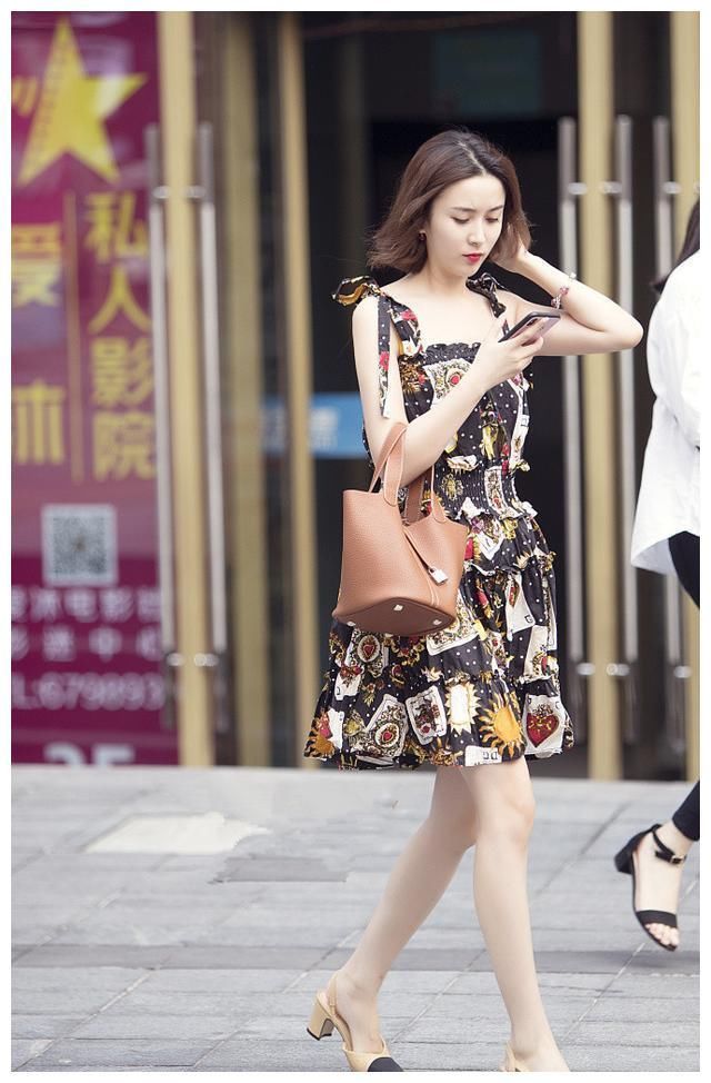 街拍：图1吊带长裙，图2吊带连衣裙，图3身材傲人！