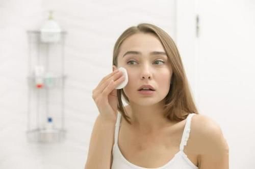 「女生」女生洗脸时,少犯这5个“错误”!皮肤容易变差,还加快毛孔粗大