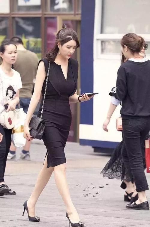 #身上穿着一#街拍:小姐姐个性的连衣裙,气质的深v领结合绑带的设计,美极了