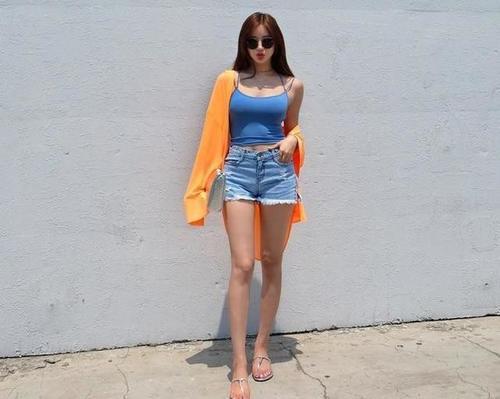 牛仔裤在街头也能瞬间成为主角,小姐姐的身材让人看起来更加修长