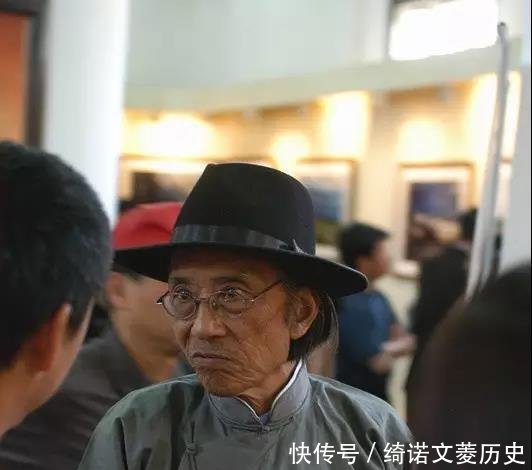 去湘西旅游,如果有苗族美女给你递苗绣,接还是不接