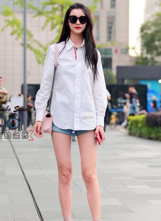  『气质』街拍：美女穿紧身裙，勾勒出女人曼妙曲线，气质优雅，女人味十足
