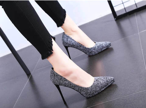 简约而时尚的布料纹理，让穿上这款高跟鞋的人更加的性感