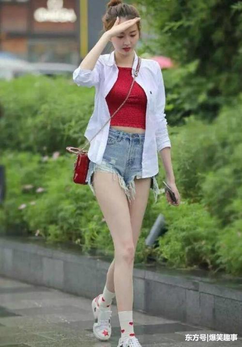 贴身紧致的牛仔裤，轻松衬托出美女完美身形，塑造迷人气质！