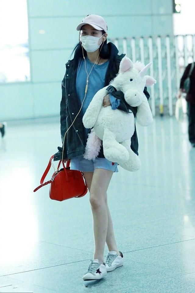 张馨予太猛了！穿了条别人不敢穿的短裤出门，网友：这叫个性！