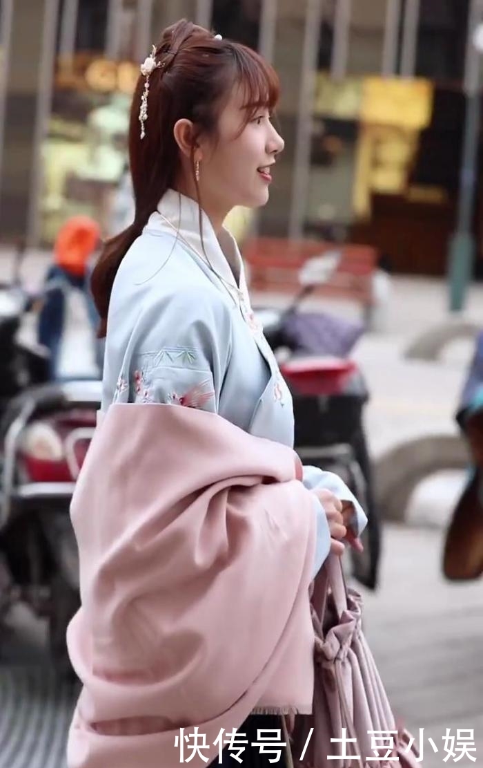 「女人味」街拍:一身汉服打扮,清纯中带着几分女人味,绽放十足的魅力