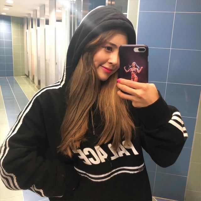 火辣甜美的女王，肌肉很强大，身材超兽化，一顿能吃10盘牛肉