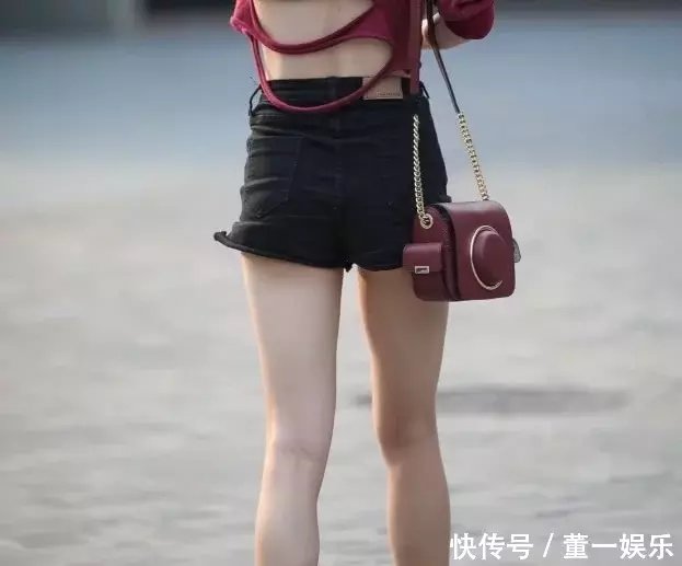 小姐姐的上衣是红色的运动长袖，这样的上衣展现出小姐姐健美的身