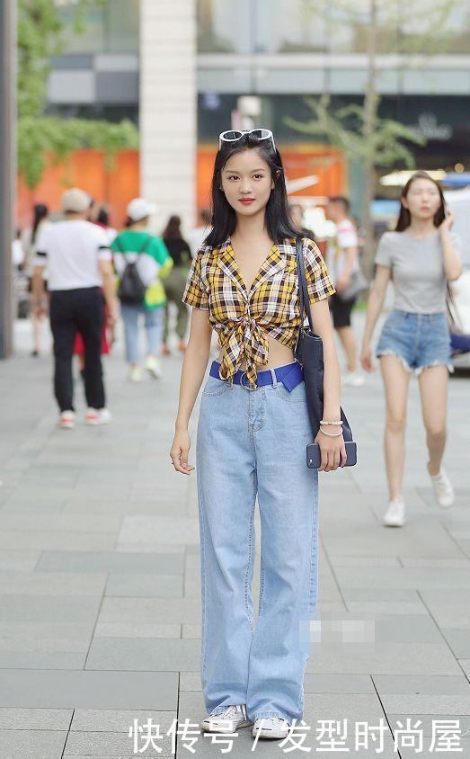 肤白貌美的牛仔裤小姐姐展露曼妙迷人的身姿，令人怦然心动！