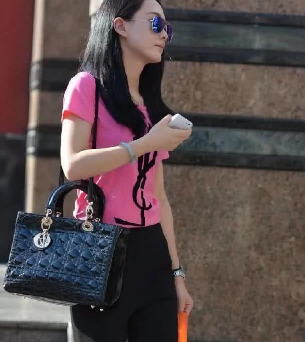 时尚：微胖的小姐姐，穿上紧身裤不但不显胖了，还显得身材优美