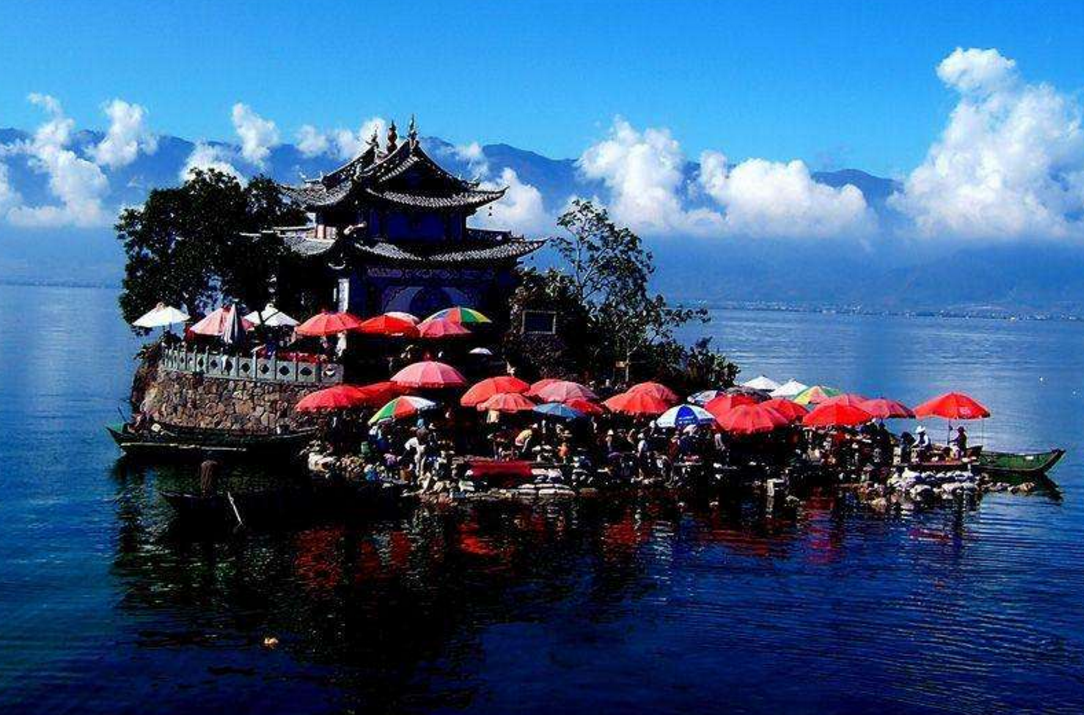 云南一个寺庙,被小吃摊包围,墙都被烧烤的油烟熏黑了!