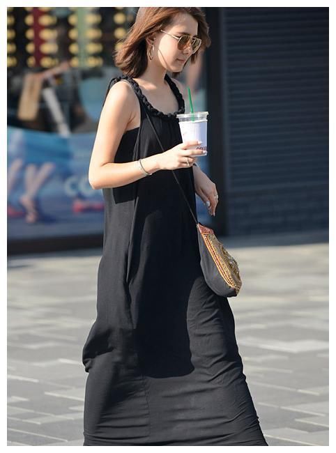 街拍:美女看起来非常的清爽，迷人的身姿非常亮眼