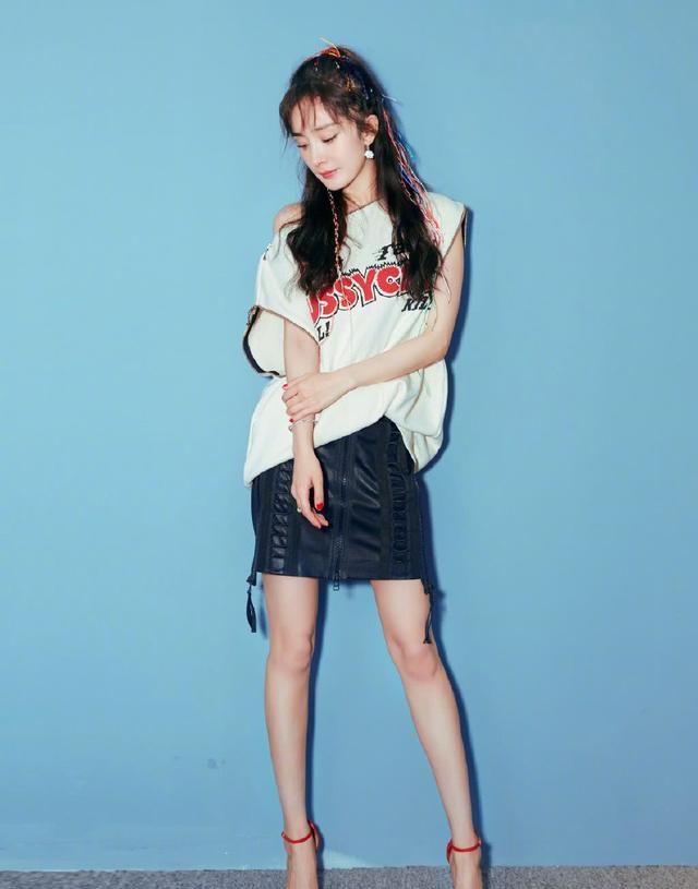 杨幂玩下身失踪,灰色卫衣刚好遮住屁股,网友:真正的“漫画腿”