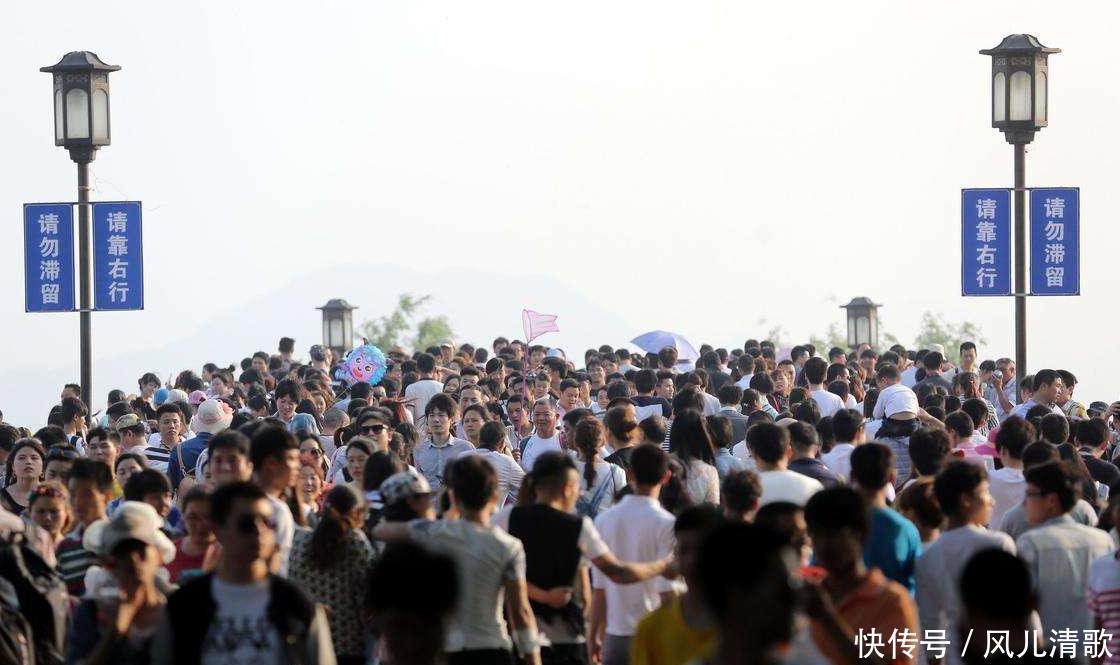 破纪录！西湖一天接待60万人，游客：再也不敢来西湖