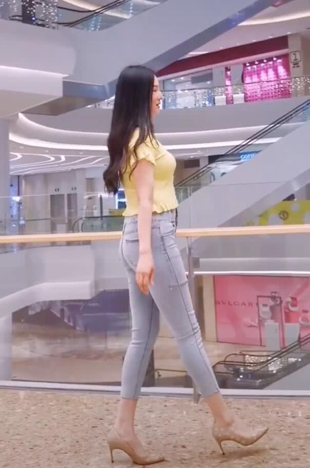 堪称|牛仔裤搭高跟鞋也很美,感觉堪称“象牙腿”,差点就看走眼