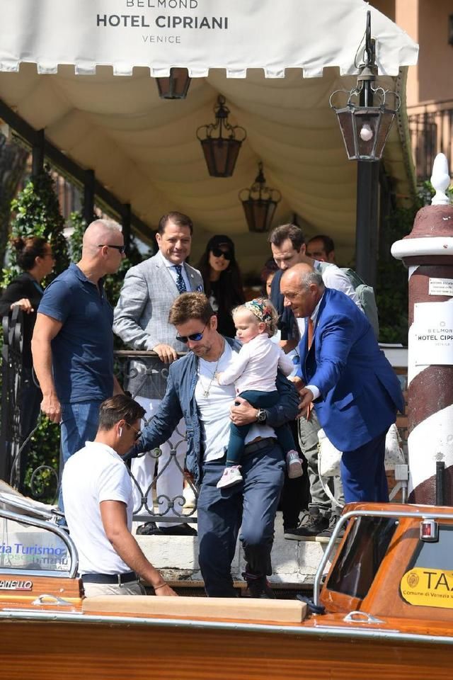 伊莲娜穿睡裤离开威尼斯，竟一点不丑，比硬凹造型的乔治娜有气场