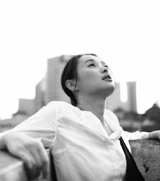 沈佳妮身穿开叉长裙端庄优雅，尽秀大长腿，网友：朱亚文好眼光！