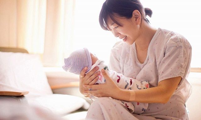  新手爸妈：宝宝4个月了还睡不安稳？婴儿百天后，宝妈做到这些让他戒掉抱睡
