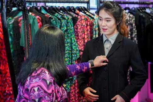 时尚跨界 肯德基携手安娜苏“制服”时尚圈,“包”你不一样