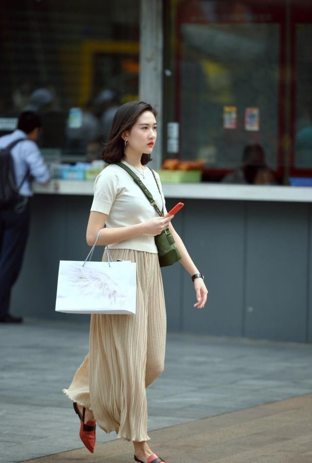 街拍美女:纯真温柔皎如秋月，大长腿迷人!