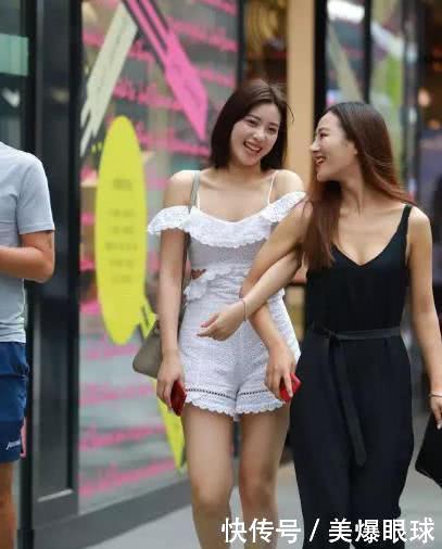 街拍一位气质小姐姐，乍一看，以为是范冰冰