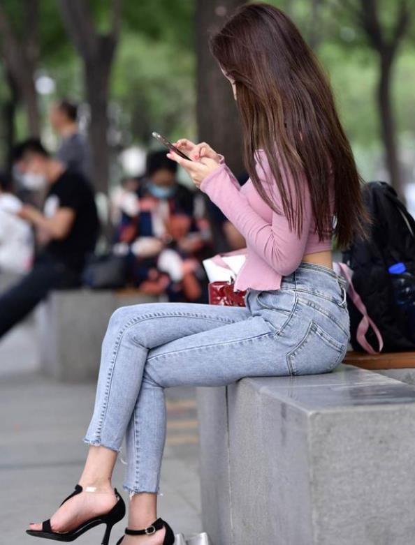  『蕾丝』街拍：姿色天然的小姐姐，一条白色的蕾丝连衣裙，时尚魅力女神