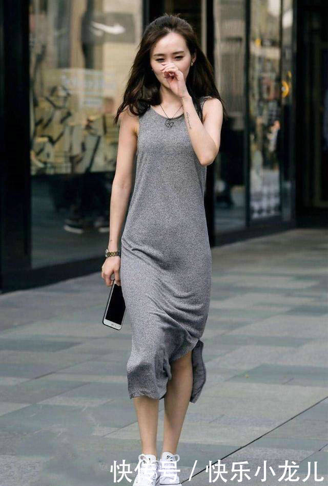【服饰】街拍:精致柔美的灰色连衣裙,能够完美地修饰出好身材