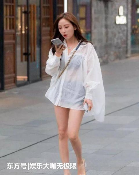  「倾城倾国」街拍：倾城倾国的美女，一件白色上衣配白色半身裙，优雅女神魅力