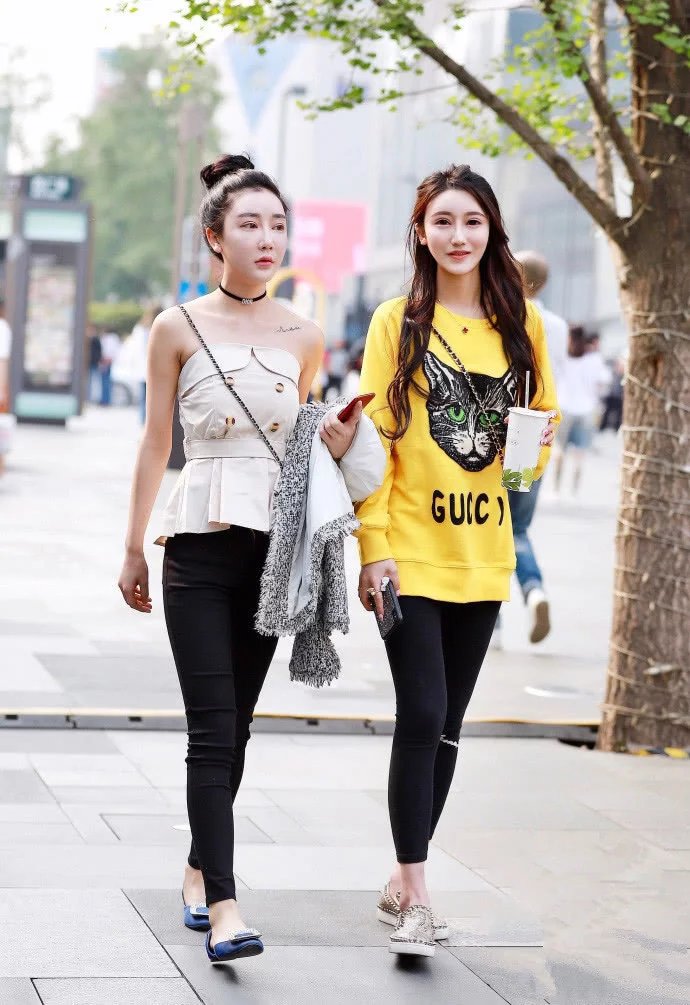 街拍:颜值光鲜亮丽的小姐姐,穿着性感时尚很有气场!