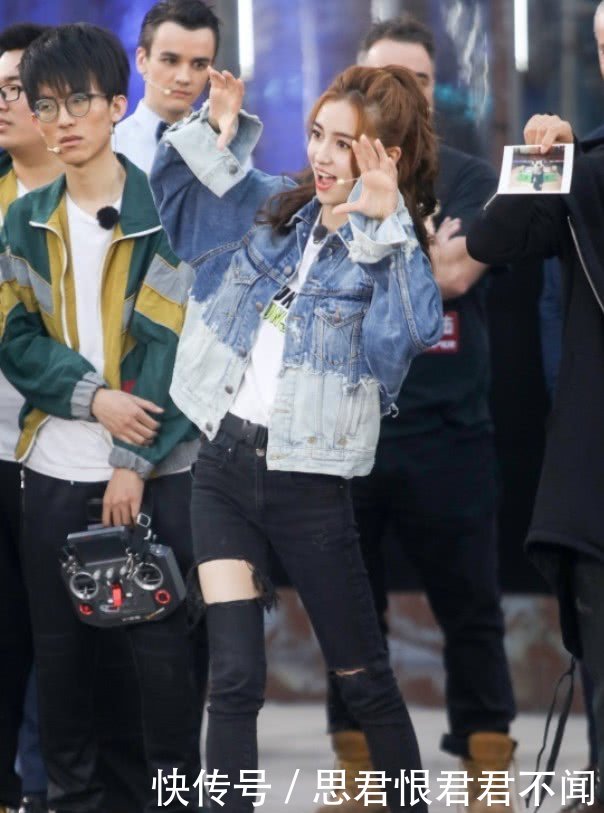 杨颖为了时尚太拼了，在裤子上挖了一个洞，瞬间得出“竹竿腿”！